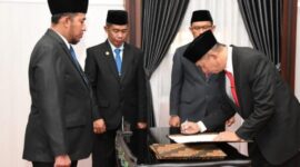 Bupati Sumenep memberikan pengarahan kepada Kepala Inspektorat. Ia menekankan pentingnya penguatan pengawasan dan integritas aparatur untuk mewujudkan pemerintahan yang bersih dan akuntabel. ©okedaily.com [Foto: Diskominfo Kab. Sumenep]