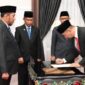 Bupati Sumenep memberikan pengarahan kepada Kepala Inspektorat. Ia menekankan pentingnya penguatan pengawasan dan integritas aparatur untuk mewujudkan pemerintahan yang bersih dan akuntabel. ©okedaily.com [Foto: Diskominfo Kab. Sumenep]