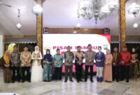 Bupati Sumenep Dr. H. Achmad Fauzi Wongsojudo saat foto bersama seusia sambutan dalam acara pisah sambut Kapolresta Sumenep di Pendopo Agung Keraton Sumenep. ©okedaily.com [foto: Diskominfo Kab. Sumenep]