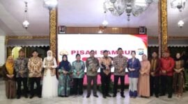 Bupati Sumenep Dr. H. Achmad Fauzi Wongsojudo saat foto bersama seusia sambutan dalam acara pisah sambut Kapolresta Sumenep di Pendopo Agung Keraton Sumenep. ©okedaily.com [foto: Diskominfo Kab. Sumenep]