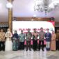 Bupati Sumenep Dr. H. Achmad Fauzi Wongsojudo saat foto bersama seusia sambutan dalam acara pisah sambut Kapolresta Sumenep di Pendopo Agung Keraton Sumenep. ©okedaily.com [foto: Diskominfo Kab. Sumenep]
