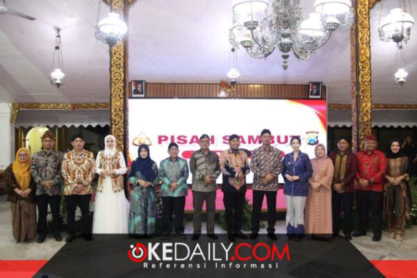 Bupati Sumenep Dr. H. Achmad Fauzi Wongsojudo saat foto bersama seusia sambutan dalam acara pisah sambut Kapolresta Sumenep di Pendopo Agung Keraton Sumenep. ©okedaily.com [foto: Diskominfo Kab. Sumenep]