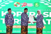 Didampingi Kepala Dinas Koperasi UKM dan Perindag, Drs. Moh. Ramli, secara simbolis Bupati Sumenep, Dr. H. Achmad Fauzi Wongsojudo, menyerahkan sertifikat penghargaan kepada KPRI RSUD dr. H. Moh. Anwar diwakili Direktur dr. Hj. Erliyati. ©okedaily.com