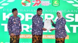 Didampingi Kepala Dinas Koperasi UKM dan Perindag, Drs. Moh. Ramli, secara simbolis Bupati Sumenep, Dr. H. Achmad Fauzi Wongsojudo, menyerahkan sertifikat penghargaan kepada KPRI RSUD dr. H. Moh. Anwar diwakili Direktur dr. Hj. Erliyati. ©okedaily.com