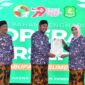 Didampingi Kepala Dinas Koperasi UKM dan Perindag, Drs. Moh. Ramli, secara simbolis Bupati Sumenep, Dr. H. Achmad Fauzi Wongsojudo, menyerahkan sertifikat penghargaan kepada KPRI RSUD dr. H. Moh. Anwar diwakili Direktur dr. Hj. Erliyati. ©okedaily.com
