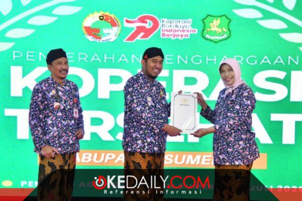 Didampingi Kepala Dinas Koperasi UKM dan Perindag, Drs. Moh. Ramli, secara simbolis Bupati Sumenep, Dr. H. Achmad Fauzi Wongsojudo, menyerahkan sertifikat penghargaan kepada KPRI RSUD dr. H. Moh. Anwar diwakili Direktur dr. Hj. Erliyati. ©okedaily.com