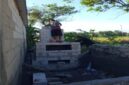 Mahasiswa KKN 02 Universitas Yudharta Pasuruan bersama perangkat Desa Pajaran membangun insinerator sebagai solusi pengelolaan sampah desa. ©okedaily.com/istimewa 