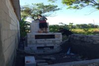 Mahasiswa KKN 02 Universitas Yudharta Pasuruan bersama perangkat Desa Pajaran membangun insinerator sebagai solusi pengelolaan sampah desa. ©okedaily.com/istimewa 