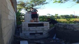 Mahasiswa KKN 02 Universitas Yudharta Pasuruan bersama perangkat Desa Pajaran membangun insinerator sebagai solusi pengelolaan sampah desa. ©okedaily.com/istimewa 