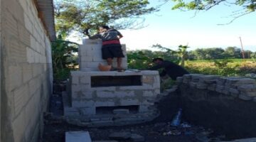 Mahasiswa KKN 02 Universitas Yudharta Pasuruan bersama perangkat Desa Pajaran membangun insinerator sebagai solusi pengelolaan sampah desa. ©okedaily.com/istimewa 