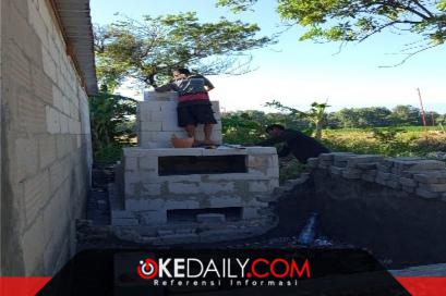 Mahasiswa KKN 02 Universitas Yudharta Pasuruan bersama perangkat Desa Pajaran membangun insinerator sebagai solusi pengelolaan sampah desa. ©okedaily.com/istimewa 