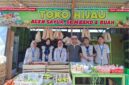 Mahasiswa KKN 02 mendampingi pelaku UMKM Desa Pajaran dalam pembuatan QRIS dan pemasangan banner sebagai upaya mendukung digitalisasi UMKM. ©okedaily.com/istimewa 
