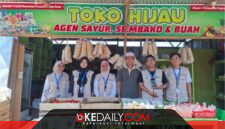 Mahasiswa KKN 02 mendampingi pelaku UMKM Desa Pajaran dalam pembuatan QRIS dan pemasangan banner sebagai upaya mendukung digitalisasi UMKM. ©okedaily.com/istimewa 