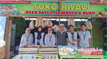 Mahasiswa KKN 02 mendampingi pelaku UMKM Desa Pajaran dalam pembuatan QRIS dan pemasangan banner sebagai upaya mendukung digitalisasi UMKM. ©okedaily.com/istimewa