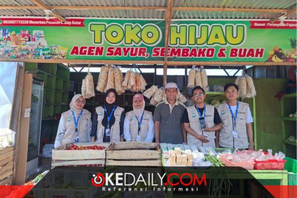 Mahasiswa KKN 02 mendampingi pelaku UMKM Desa Pajaran dalam pembuatan QRIS dan pemasangan banner sebagai upaya mendukung digitalisasi UMKM. ©okedaily.com/istimewa 