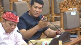 Anggota Dewan Perwakilan Rakyat Daerah (DPRD) Fraksi Partai Gerindra, I Gede Tommy Sumertha, mengusulkan agar Pemerintah Kota Denpasar melalui Dinas PUPR melakukan penataan dan normalisasi sungai Tukad Rangda saat Rapat Kerja gabungan antar komisi. ©okedaily.com [Foto: istimewa]