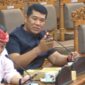 Anggota Dewan Perwakilan Rakyat Daerah (DPRD) Fraksi Partai Gerindra, I Gede Tommy Sumertha, mengusulkan agar Pemerintah Kota Denpasar melalui Dinas PUPR melakukan penataan dan normalisasi sungai Tukad Rangda saat Rapat Kerja gabungan antar komisi. ©okedaily.com [Foto: istimewa]