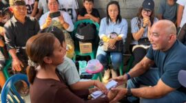De Dadjah saat mengunjungi keluarga KD di Buleleng. Dalam pertemuan tersebut ia menegaskan bahwa keadilan harus ditegakkan melalui proses hukum yang benar. ©okedaily.com 