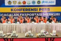 Konferesi pers petugas Bea Cukai bersama Polri menunjukkan barang bukti 3,4 ton merkuri cair senilai Rp17,5 miliar yang digagalkan ekspor ilegalnya di Surabaya. ©okedaily.com [Foto: Istimewa]