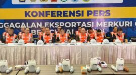 Konferesi pers petugas Bea Cukai bersama Polri menunjukkan barang bukti 3,4 ton merkuri cair senilai Rp17,5 miliar yang digagalkan ekspor ilegalnya di Surabaya. ©okedaily.com [Foto: Istimewa]