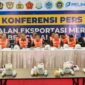 Konferesi pers petugas Bea Cukai bersama Polri menunjukkan barang bukti 3,4 ton merkuri cair senilai Rp17,5 miliar yang digagalkan ekspor ilegalnya di Surabaya. ©okedaily.com [Foto: Istimewa]