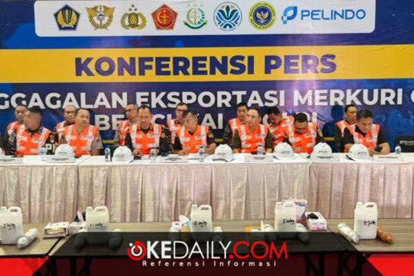 Konferesi pers petugas Bea Cukai bersama Polri menunjukkan barang bukti 3,4 ton merkuri cair senilai Rp17,5 miliar yang digagalkan ekspor ilegalnya di Surabaya. ©okedaily.com [Foto: Istimewa]