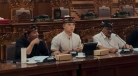 Gus Yoga (tengah) saat menyampaikan dorongan perluasan relaksasi BPHTB bagi pembeli rumah pertama dari kalangan generasi muda di Kota Denpasar. ©okedaily.com [Foto: Istimewa]