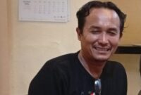 Salah satu keluarga korban, Benny Hartono, memberikan keterangan kepada awak media terkait laporan dugaan penggelapan yang melibatkan oknum anggota SPKT Polresta Sumenep, berinisial RS. ©okedaily.com