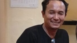 Salah satu keluarga korban, Benny Hartono, memberikan keterangan kepada awak media terkait laporan dugaan penggelapan yang melibatkan oknum anggota SPKT Polresta Sumenep, berinisial RS. ©okedaily.com