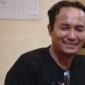Salah satu keluarga korban, Benny Hartono, memberikan keterangan kepada awak media terkait laporan dugaan penggelapan yang melibatkan oknum anggota SPKT Polresta Sumenep, berinisial RS. ©okedaily.com