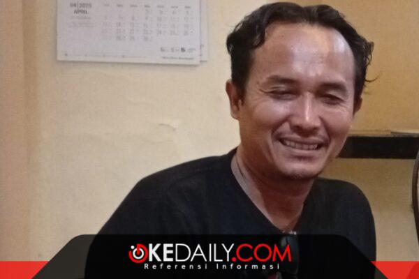 Salah satu keluarga korban, Benny Hartono, memberikan keterangan kepada awak media terkait laporan dugaan penggelapan yang melibatkan oknum anggota SPKT Polresta Sumenep, berinisial RS. ©okedaily.com