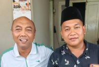 Edi Kuswanto (kanan), sosok pengusaha muda asal Desa Lembung Timur, yang namanya mulai digadang untuk maju di Pilkades 2029, foto bareng Kedes Kirno. ©okedaily.com [Foto: Istimewa] 