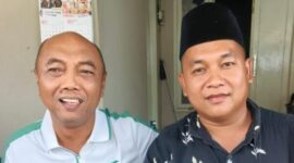 Edi Kuswanto (kanan), sosok pengusaha muda asal Desa Lembung Timur, yang namanya mulai digadang untuk maju di Pilkades 2029, foto bareng Kedes Kirno. ©okedaily.com [Foto: Istimewa] 