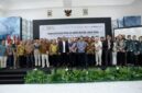 Ketua Dewan Pembina Formas, Hashim Djojohadikusumo foto bersama dalam Pengukuhan Pokja News Room Jaga Desa SMSI dan Dialog Nasional di Hall Dewan Pers, Jakarta. ®okedaily.com [Foto: Dokumentasi SMSI]