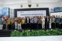Ketua Dewan Pembina Formas, Hashim Djojohadikusumo foto bersama dalam Pengukuhan Pokja News Room Jaga Desa SMSI dan Dialog Nasional di Hall Dewan Pers, Jakarta. ®okedaily.com [Foto: Dokumentasi SMSI]