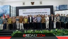 Ketua Dewan Pembina Formas, Hashim Djojohadikusumo foto bersama dalam Pengukuhan Pokja News Room Jaga Desa SMSI dan Dialog Nasional di Hall Dewan Pers, Jakarta. ®okedaily.com [Foto: Dokumentasi SMSI]