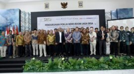 Ketua Dewan Pembina Formas, Hashim Djojohadikusumo foto bersama dalam Pengukuhan Pokja News Room Jaga Desa SMSI dan Dialog Nasional di Hall Dewan Pers, Jakarta. ®okedaily.com [Foto: Dokumentasi SMSI]