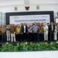 Ketua Dewan Pembina Formas, Hashim Djojohadikusumo foto bersama dalam Pengukuhan Pokja News Room Jaga Desa SMSI dan Dialog Nasional di Hall Dewan Pers, Jakarta. ®okedaily.com [Foto: Dokumentasi SMSI]