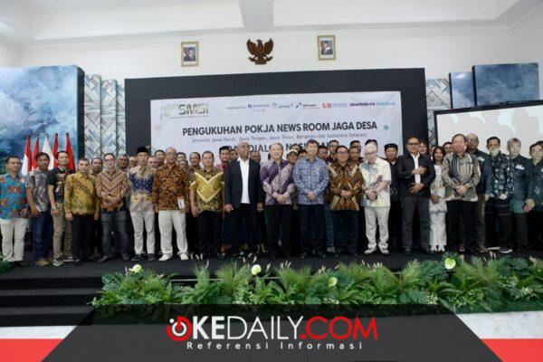 Ketua Dewan Pembina Formas, Hashim Djojohadikusumo foto bersama dalam Pengukuhan Pokja News Room Jaga Desa SMSI dan Dialog Nasional di Hall Dewan Pers, Jakarta. ®okedaily.com [Foto: Dokumentasi SMSI]