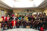Suasana foto bersama sesuai pelatihan manajemen kewirausahaan oleh TIM Cara'de di Desa Tinggimae. Warga dibekali materi perencanaan usaha, pemasaran, hingga pengelolaan keuangan untuk mengembangkan potensi ekonomi desa. ®okedaily.com