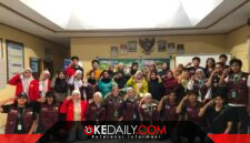 Suasana foto bersama sesuai pelatihan manajemen kewirausahaan oleh TIM Cara'de di Desa Tinggimae. Warga dibekali materi perencanaan usaha, pemasaran, hingga pengelolaan keuangan untuk mengembangkan potensi ekonomi desa. ®okedaily.com
