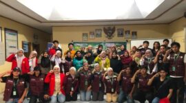 Suasana foto bersama sesuai pelatihan manajemen kewirausahaan oleh TIM Cara'de di Desa Tinggimae. Warga dibekali materi perencanaan usaha, pemasaran, hingga pengelolaan keuangan untuk mengembangkan potensi ekonomi desa. ®okedaily.com