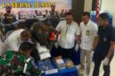 Petugas Bea Cukai bersama Satgaspam Lanudal Juanda saat menunjukkan barang bukti narkotika yang berhasil digagalkan penyelundupannya melalui Bandara Juanda. Sinergi kedua instansi ini menjadi bentuk komitmen pemberantasan narkotika di pintu masuk negara. ®okedaily.com