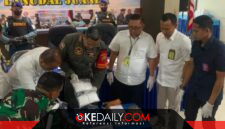 Petugas Bea Cukai bersama Satgaspam Lanudal Juanda saat menunjukkan barang bukti narkotika yang berhasil digagalkan penyelundupannya melalui Bandara Juanda. Sinergi kedua instansi ini menjadi bentuk komitmen pemberantasan narkotika di pintu masuk negara. ®okedaily.com