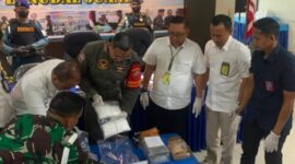 Petugas Bea Cukai bersama Satgaspam Lanudal Juanda saat menunjukkan barang bukti narkotika yang berhasil digagalkan penyelundupannya melalui Bandara Juanda. Sinergi kedua instansi ini menjadi bentuk komitmen pemberantasan narkotika di pintu masuk negara. ®okedaily.com