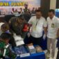 Petugas Bea Cukai bersama Satgaspam Lanudal Juanda saat menunjukkan barang bukti narkotika yang berhasil digagalkan penyelundupannya melalui Bandara Juanda. Sinergi kedua instansi ini menjadi bentuk komitmen pemberantasan narkotika di pintu masuk negara. ®okedaily.com