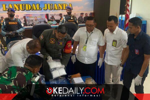 Petugas Bea Cukai bersama Satgaspam Lanudal Juanda saat menunjukkan barang bukti narkotika yang berhasil digagalkan penyelundupannya melalui Bandara Juanda. Sinergi kedua instansi ini menjadi bentuk komitmen pemberantasan narkotika di pintu masuk negara. ®okedaily.com