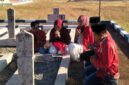 DPC GMNI Kabupaten Sumenep saat melakukan ziarah dan nyekar ke makam para pahlawan dalam momentum menyambut Kemerdekaan RI ke-81. ®okedaily.com [Foto: Radiana Nurisa]