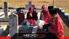 DPC GMNI Kabupaten Sumenep saat melakukan ziarah dan nyekar ke makam para pahlawan dalam momentum menyambut Kemerdekaan RI ke-81. ®okedaily.com [Foto: Radiana Nurisa]