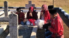DPC GMNI Kabupaten Sumenep saat melakukan ziarah dan nyekar ke makam para pahlawan dalam momentum menyambut Kemerdekaan RI ke-81. ®okedaily.com [Foto: Radiana Nurisa]